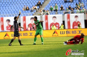 referee showing Xu Yunlong a yellow card