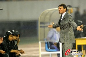 Troussier stuck in the rain