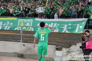 Xu Liang salutes the crowd