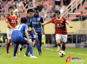 Dario Conca eludes a Shenhua trio (Sina)