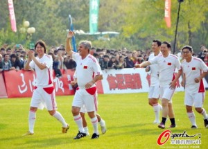 Bora takes a lap with some of the Chinese players