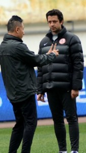 Oliveira and Gong Lei talk tactics in a Guizhou Renhe training session