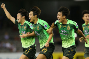 Lee Seung-Gi, Lee Dong-Gook, and Han Kyo-Won after the captain scored against Melbourne Victory