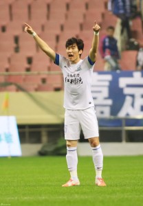 Jang Hyun-Soo shows off Guangzhou R&F's away kit