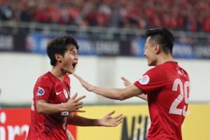 Liao Lisheng celebrates with Gao Lin after scoring against Jeonbuk