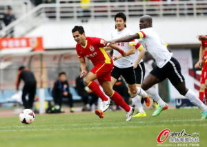 Eninho pressing forward against Guizhou Renhe