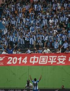 Davi celebrates with the fans