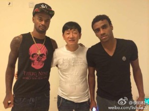 Liu Shulai with former star Muriqui and Rene Junior