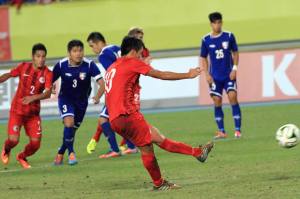 THe decisive penalty for Hong Kong v Chinese Taipei is scored by Lam Kai-wai c. CTFA