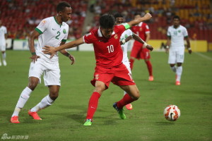 Old Hand: Zheng Zhi controlling the midfield against Saudi Arabia