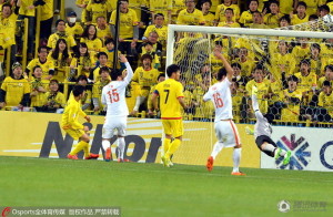 Shifting Blame: Li Wei (15) and Wang Qiang (16) try to claim offside during Kashiwa's first goal