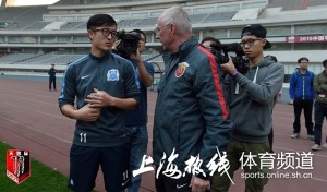 Former Shanghai left back Jiang Zhipeng catches up with former Guangzhou coach, Sven-Göran Eriksson.