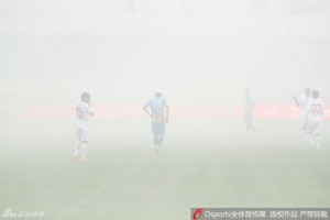 Hazy: Kick off in the Hunan Billows-Tianjin Songjiang clash was delayed by smoke from fireworks