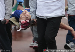 Unhappy Homecoming: Former Wuhan Zall player Zhu Ting was knocked unconscious in the closing minutes of the match 