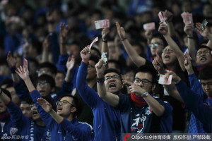 Shenhua fans angrily wave money at referee, Ma Ning, incredulous at his decision making