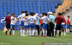 Yanbian players remonstrated over Steve's red card for several minutes