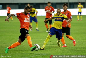 Jiangxi's Demerson (3) is harried by Hainiu's new signing Julio Gutierrez (17) 