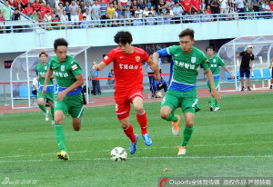 Ha Tae-goon races through the Guizhou Zhicheng defense