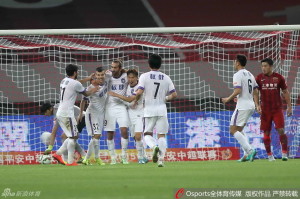 Hernan Barcos celebrates his goal with teammates Wagner, Tănase and Hu Rentian