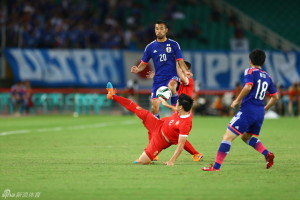 Cai Huikang making one of many important tackles