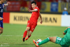 Wu Lei misses the chance to put China 2-0 by kicking the air