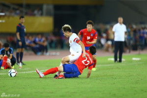 South Korea's Kwon Chang-hoon tackles makeshift centre back Zheng Zhi as part of an active night