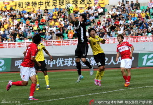 Hainiu goalkeeper Liu Peng claims under pressure from Guo Sheng