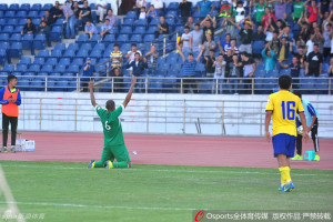 Veteran Xinjiang defender Vicente celebrates his equaliser