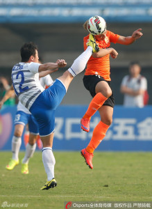 Yanbian's Jiang Hongquan challenges Luo Yi in what proved to be a hard fought match