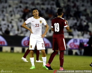 Yu Dabao struggled alone up front against Qatar