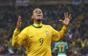 Luis Fabiano uses his right hand to show how many million Euros he will make playing for Quanjian next season