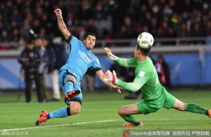 Luis Surez scores his second goal of the game