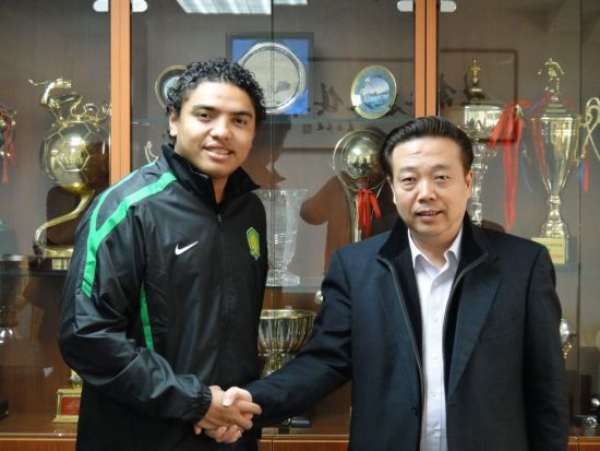 Davi shaking hands with Gao Chao