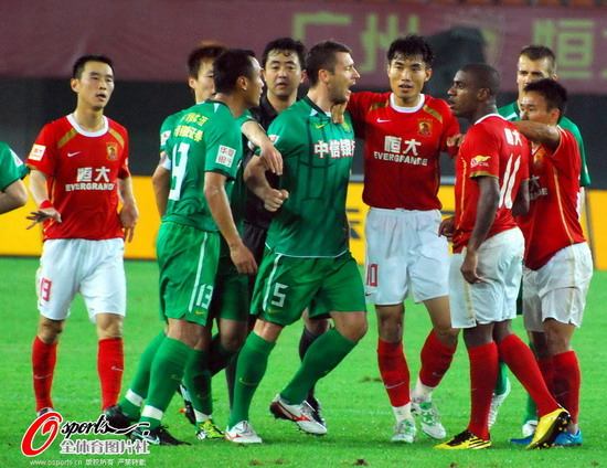 Guoan and guangzhou players arguing