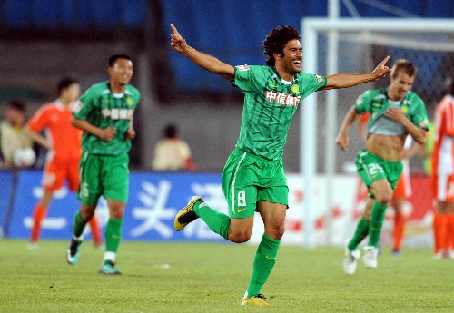 roberto celebrates his goal