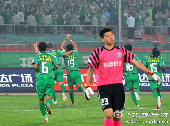 a sad Wang Dalei with the Guoan players celebrating in the background